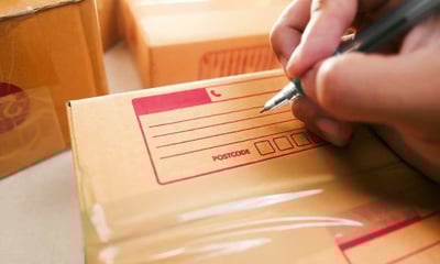 Come scrivere l’indirizzo su un pacco da spedire